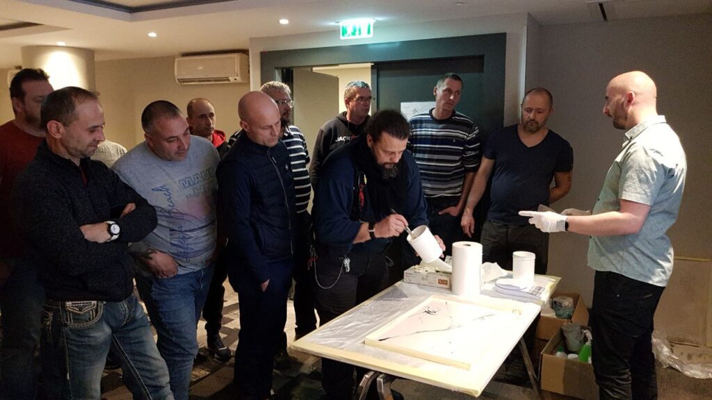 Műgyanta burkolás oktatás gyakorlati alkalmazása és tippek szakértőktől