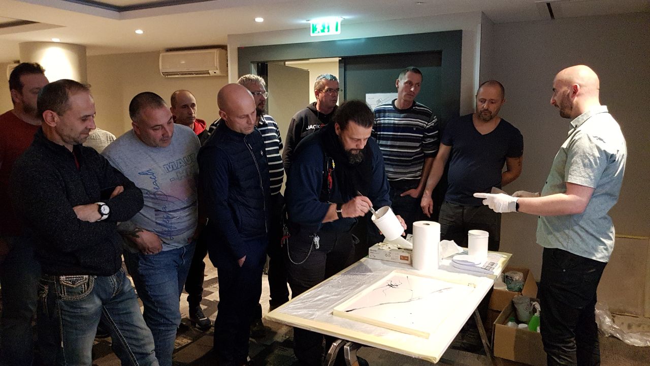 Műgyanta burkolás oktatás gyakorlati alkalmazása és tippek szakértőktől