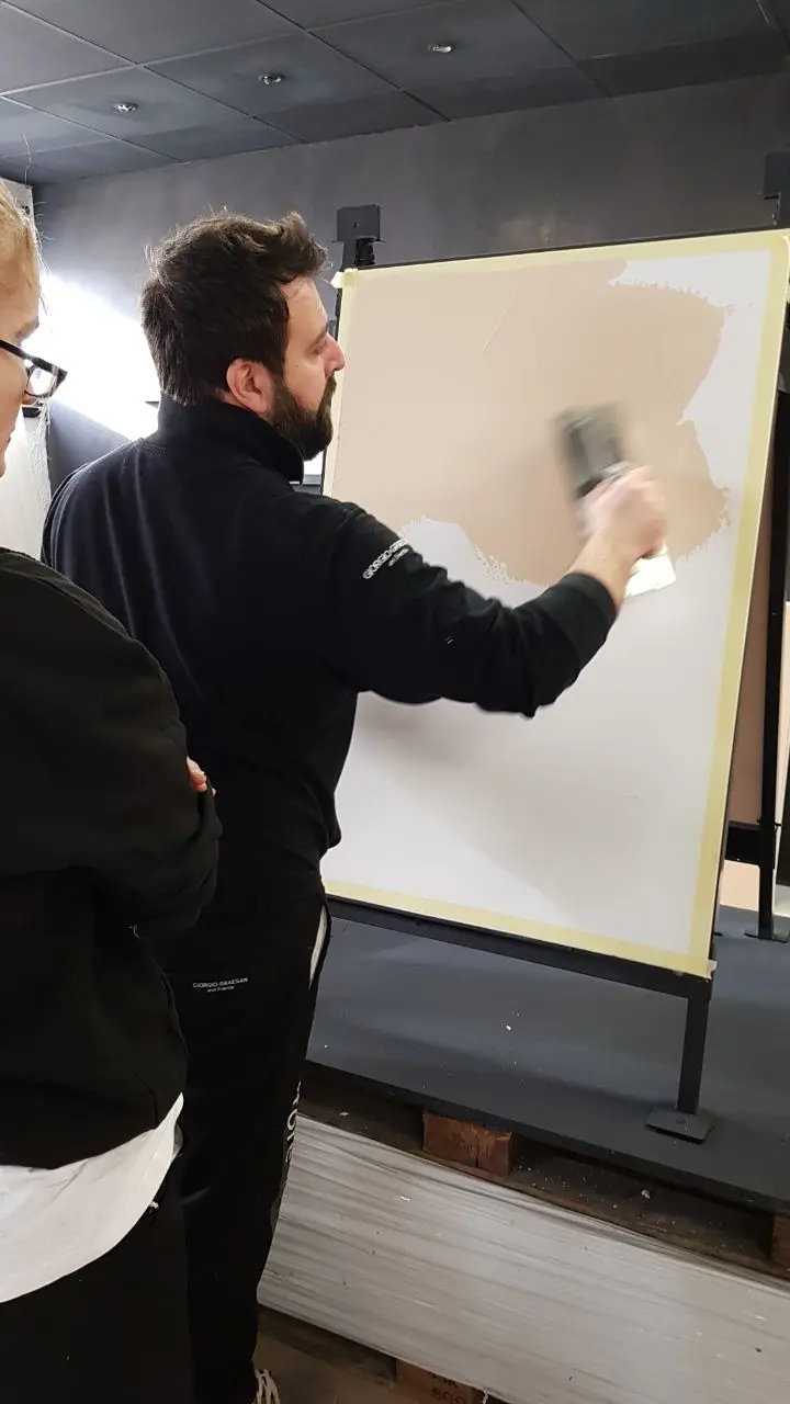 Dekorációs falfestés képzésen egyedi design tervezése és megvalósítása zajlik