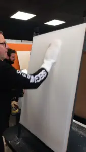 Dekorációs falfestés oktatás során a résztvevők színeket és mintákat alkalmaznak egy vásznon