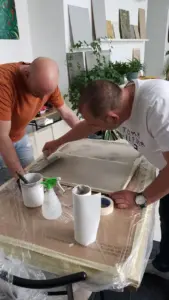 egyedi mintázat készítése spatulával a műgyatna padló burkolás képzésen