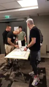 Műgyanta padló tanfolyam képzés során sima és tartós felületek készítését is gyakoroljuk